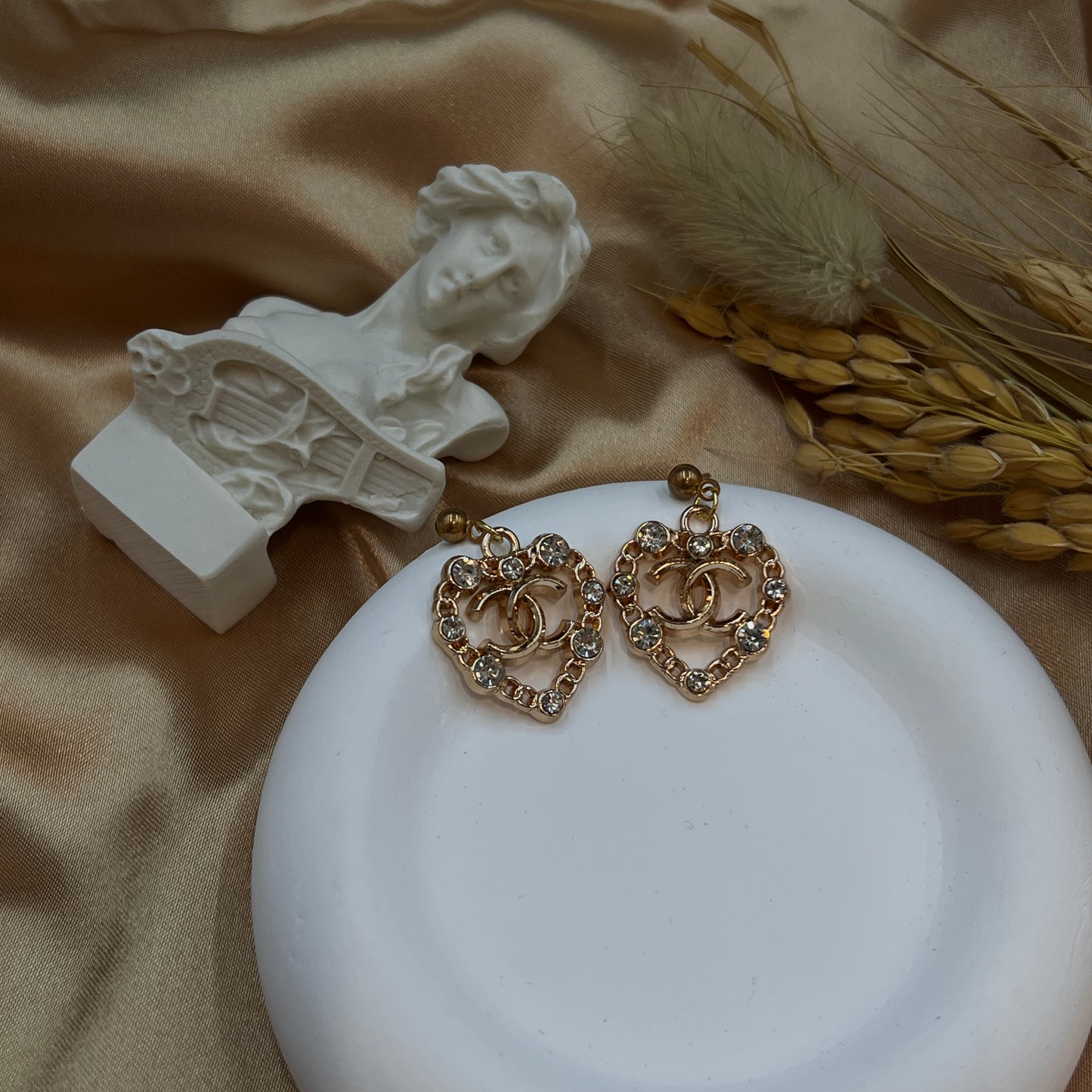 Gold CC Pendant na may Crystal Heart Earrings 
