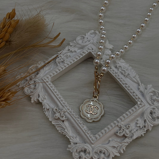White Pearl Necklace na may Flower CC Logo Pendant