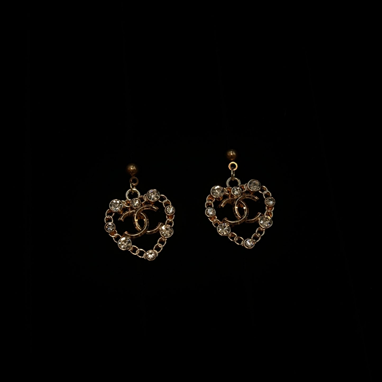 Gold CC Pendant na may Crystal Heart Earrings 
